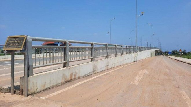 Cầu giao thông 10 nhịp, mỗi nhịp dài 33m cộng với nhịp âu thuyền dài 11,6m