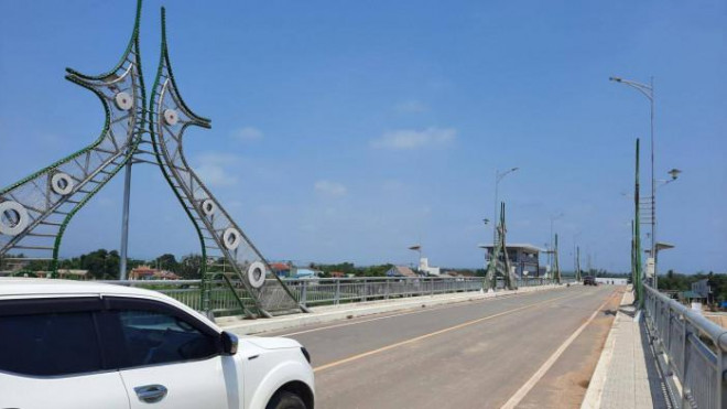 Đồng thời, công trình góp phần kết nối giao thông 2 bên sông Hiếu...