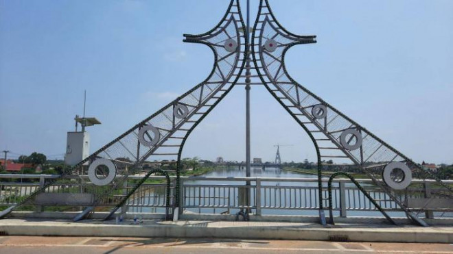 Cầu đường sắt Bắc Nam và cầu dây văng sông Hiếu có trụ tháp hình búp sen đang thi công, bờ kè đường Hoàng Diệu và đường Bà Triệu dọc 2 bên sông Hiếu nhìn từ công trình đập ngăn mặn về phía hạ lưu