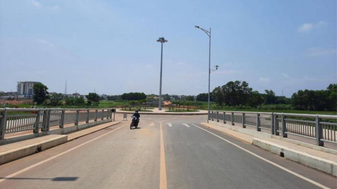 ... Và dự án đường Trần Bình Trọng đoạn từ đập ngăn mặn sông Hiếu đến QL9 dài hơn 578m đang thi công, kết nối trục đường vành đai phía Tây TP. Đông Hà với đập ngăn mặn sông Hiếu.