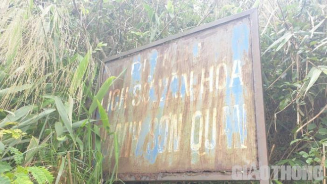 Biển chỉ dẫn di tích Hoành Sơn Quan đã hoen gỉ, mờ chữ