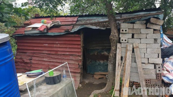 Căn lều dựng tạm che mưa, nắng ngót nghét đã 40 năm là nơi trú chân của vợ chồng cụ Ngùy sau những giờ làm việc mệt nhọc