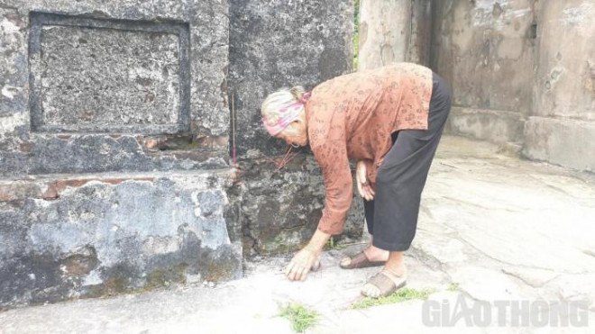 Tại di tích du khách dễ dàng nhận ra cụ bà 88 tuổi, hơn 40 năm qua cùng chồng dọn dẹp, phát quang cây cối.