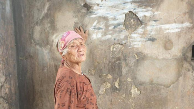 Cụ Ngùy nói, có nhiều bạn trẻ lên viết, vẽ bậy tại di tích Hoành Sơn Quan, nhắc nhiều nhưng không xuể.