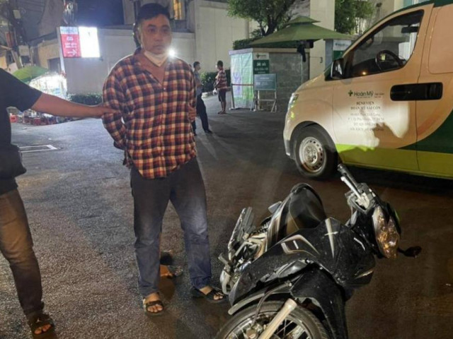 Pháp luật - Cảnh sát quật ngã, tóm gọn kẻ giật túi xách, kéo lê người phụ nữ ở TP.HCM
