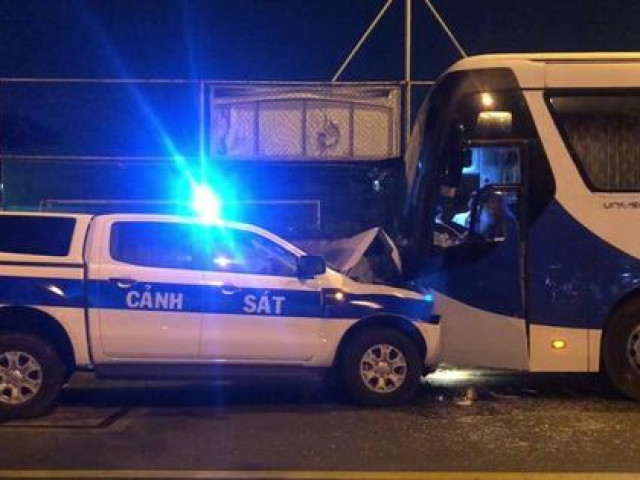 Tin tức trong ngày - Ô tô cảnh sát tông xe khách đỗ bên đường ở quận Phú Nhuận