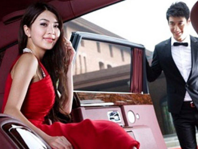 Bạn trẻ - Cuộc sống - Vô tình phát hiện ra "vật thể lạ" trên xe ô tô của chồng, vợ bàng hoàng biết được bộ mặt thật của ông xã