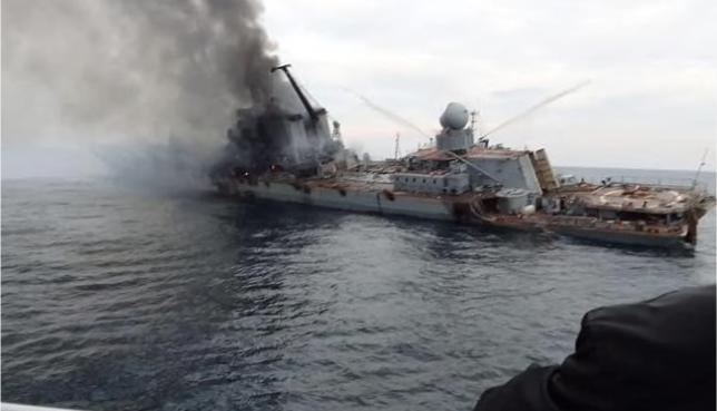 Soái hạm Moskva bốc cháy ngày 13-4. Ảnh: Twitter