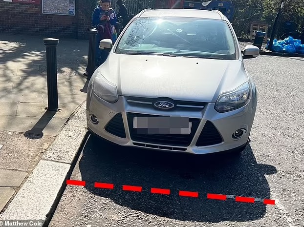 Cái bóng của ô tô phủ lên một phần nhỏ của chỗ đỗ dành cho người khuyết tật ở ngay bên cạnh.