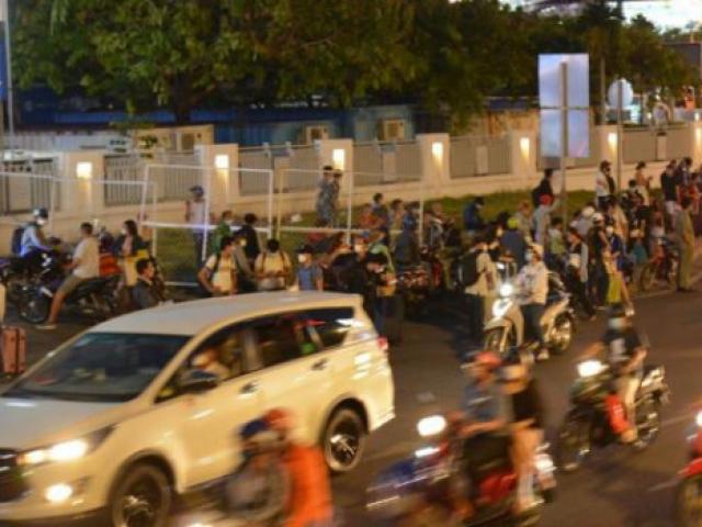 Bát nháo xe ôm hét giá, xe dù lộng hành bên ngoài sân bay Tân Sơn Nhất