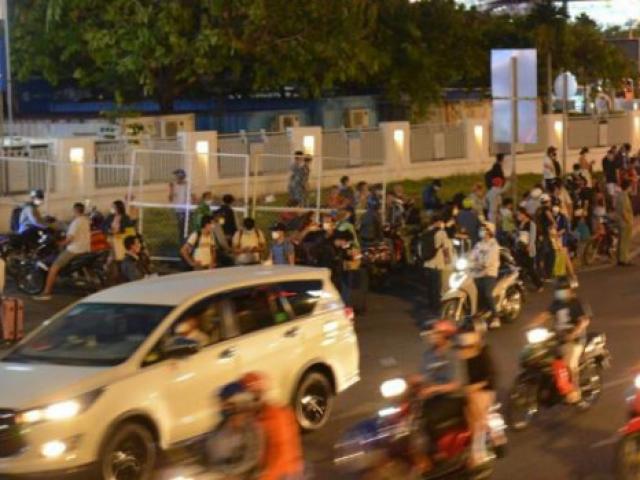 Bát nháo xe ôm hét giá, xe dù lộng hành bên ngoài sân bay Tân Sơn Nhất