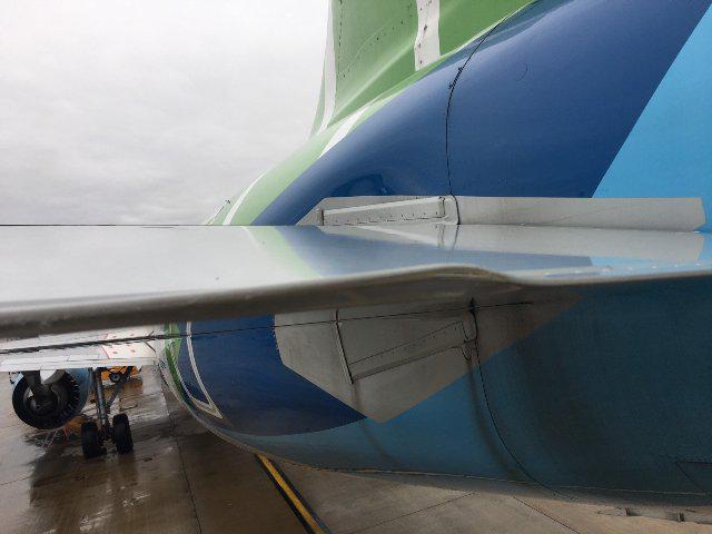Vụ va chạm khiến mép sau cánh lái độ cao bên trái máy bay VN-A222 bị cong vênh - Ảnh: Cục hàng không