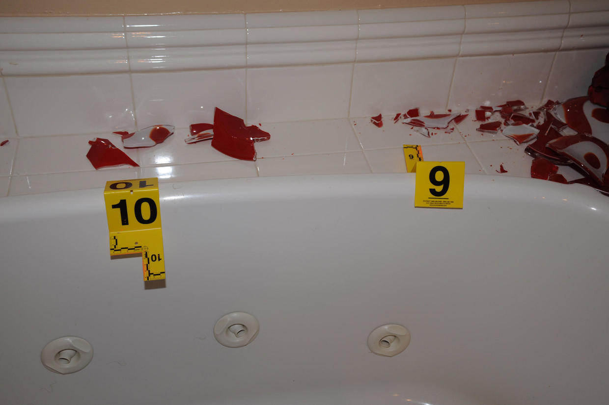 Những mảnh vỡ được tìm thấy trong nhà tắm tại căn phòng chính