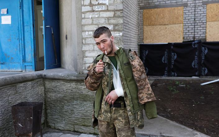 Một binh sĩ Ukraine bị thương ở Donbass (ảnh: CNN)