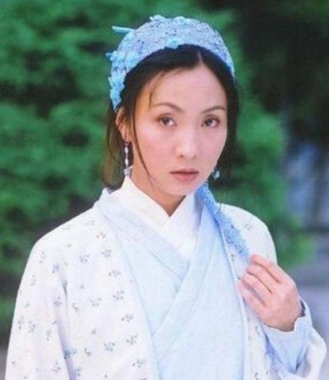 Đào Hồng trong vai Kỷ Hiểu Phù đóng cặp với Trương Thiết Lâm trong bộ phim "Ỷ&nbsp;Thiên Đồ Long Ký"&nbsp;năm&nbsp;2003.