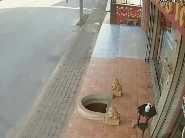 Ô tô - Clip: Tài xế đạp nhầm chân ga khiến ô tô lao thẳng vào cửa kính tiệm vàng