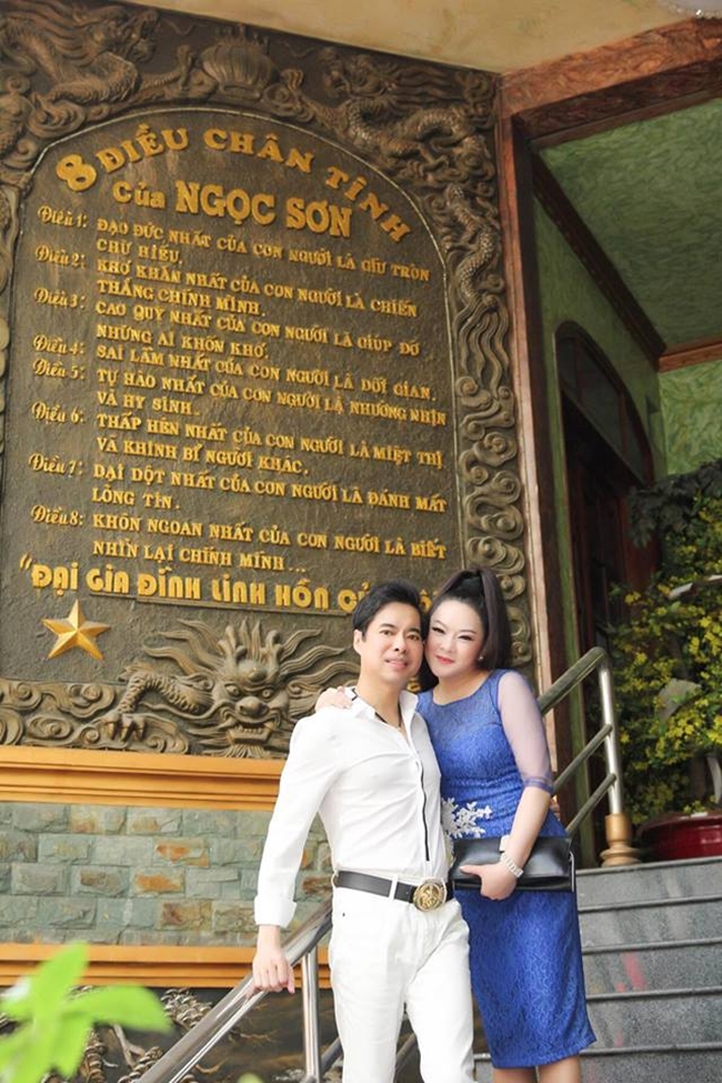 Ngay lối ra vào biệt thự, nam ca sĩ còn khắc "8 điều chân tình của Ngọc Sơn" bằng tiếng Việt. Phiên bản bằng tiếng Anh cũng được nam ca sĩ treo gần nóc nhà, bên cạnh đôi rồng vàng.
