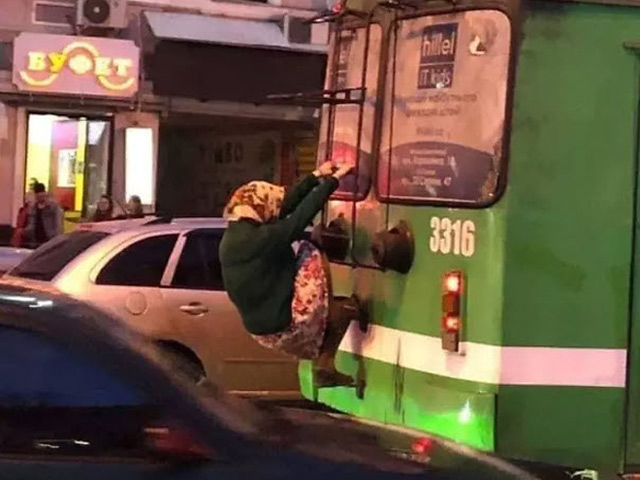 Tranh vui - Xuống phố vô tình bắt gặp hình ảnh khó tin khiến nhiều người giật mình