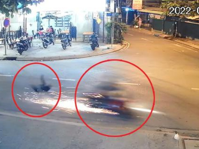 Tin tức trong ngày - Bé trai theo mẹ bán vé số bị tông: "Mẹ ơi con muốn về nhà ngủ!"