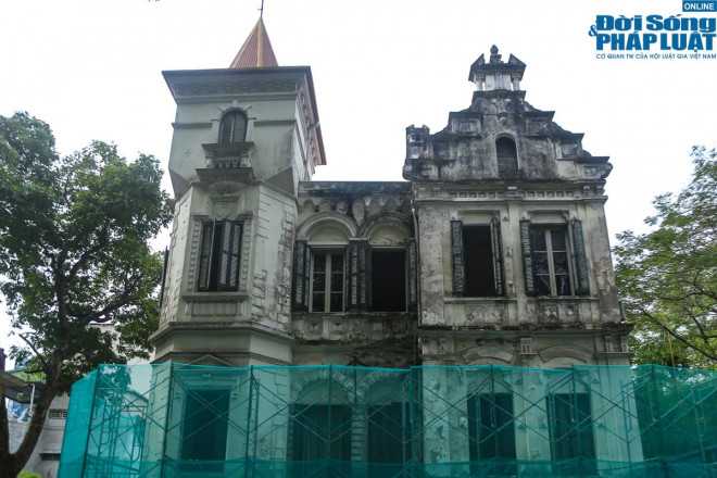 Phần trước của căn biệt thự được rào chắn để phục vụ quá trình sửa chữa.