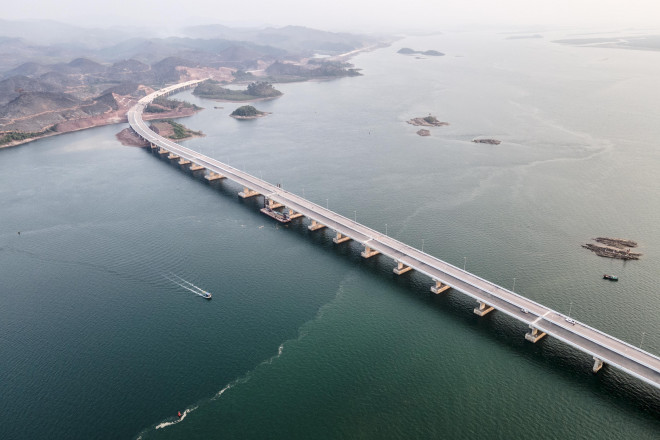 Cầu Vân Tiên được là cây cầu lớn nhất trong tổng số 32 cầu trên toàn tuyến cao tốc Vân Đồn - Móng Cái và cũng là cây cầu dài nhất tỉnh Quảng Ninh