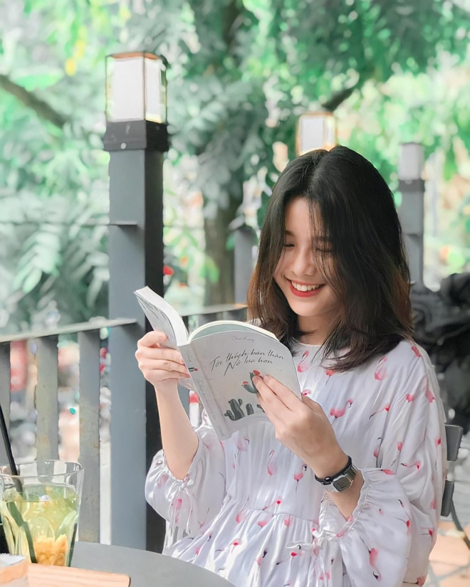 Cô gái trẻ thường đọc sách để có những chiêm nghiệm cho bản thân của mình - Ảnh NVCC