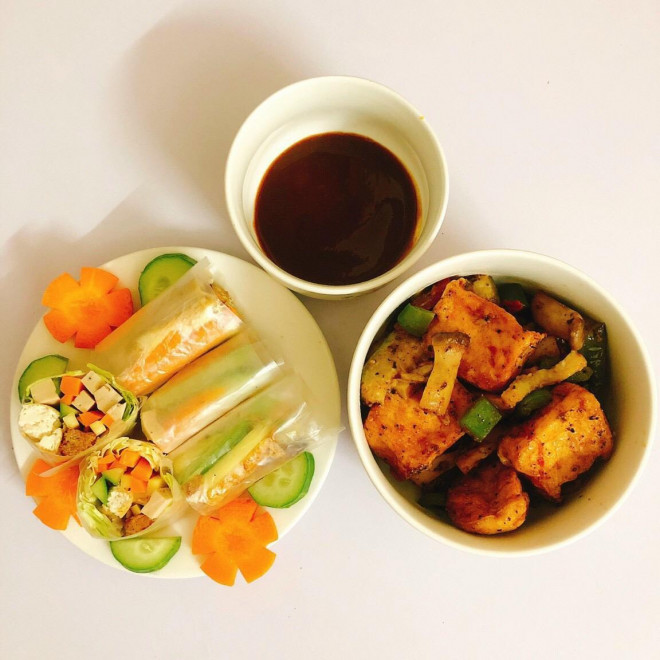 Và đặc biệt, trong bữa ăn phải nhớ quy tắc lựa chọn rau củ nhiều loại màu sắc để đảm bảo không bị thiếu chất - Ảnh NVCC