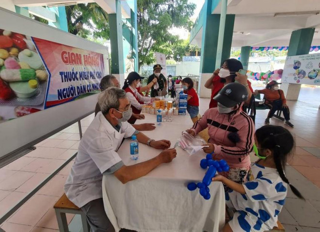 Chương trình tư vấn sức khoẻ và phát thuốc miễn phí cho người dân. Ảnh: Nguyễn Châu