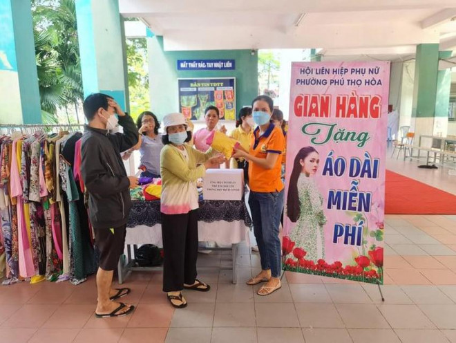 Gian hàng tặng áo dài miễn phí cho người dân. Ảnh: Nguyễn Châu