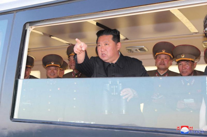Nhà lãnh đạo Triều Tiên Kim Jong-un theo dõi và chỉ đạo một cuộc thử vũ khí. Ảnh KCNA/Reuters.&nbsp;
