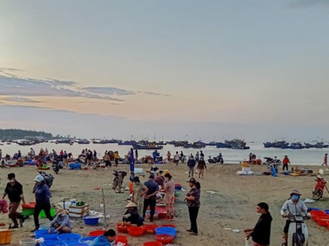 Thị trường - Tiêu dùng - Cận cảnh chợ cá chỉ bán lúc tinh mơ nơi bãi biển đẹp nhất hành tinh