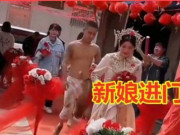 Bạn trẻ - Cuộc sống - Chú rể cởi trần, cả người nhếch nhác đi sau cô dâu, dân tình bất bình khi biết nguyên do