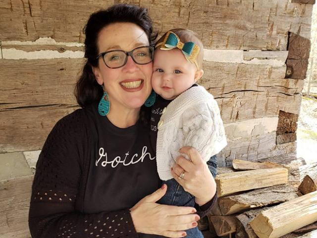 Bạn trẻ - Cuộc sống - Người phụ nữ hạnh phúc khi lần đầu làm mẹ ở tuổi 49