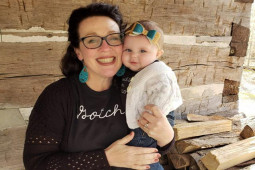 Bạn trẻ - Cuộc sống - Người phụ nữ hạnh phúc khi lần đầu làm mẹ ở tuổi 49