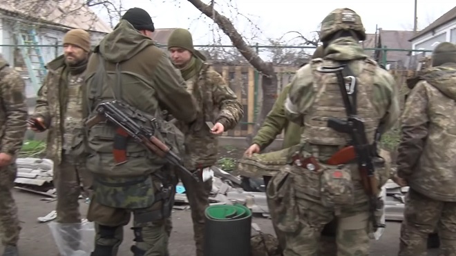 Các lực lương Nga kiểm tra giấy tờ tùy thân của binh sĩ Ukraine đầu hàng.