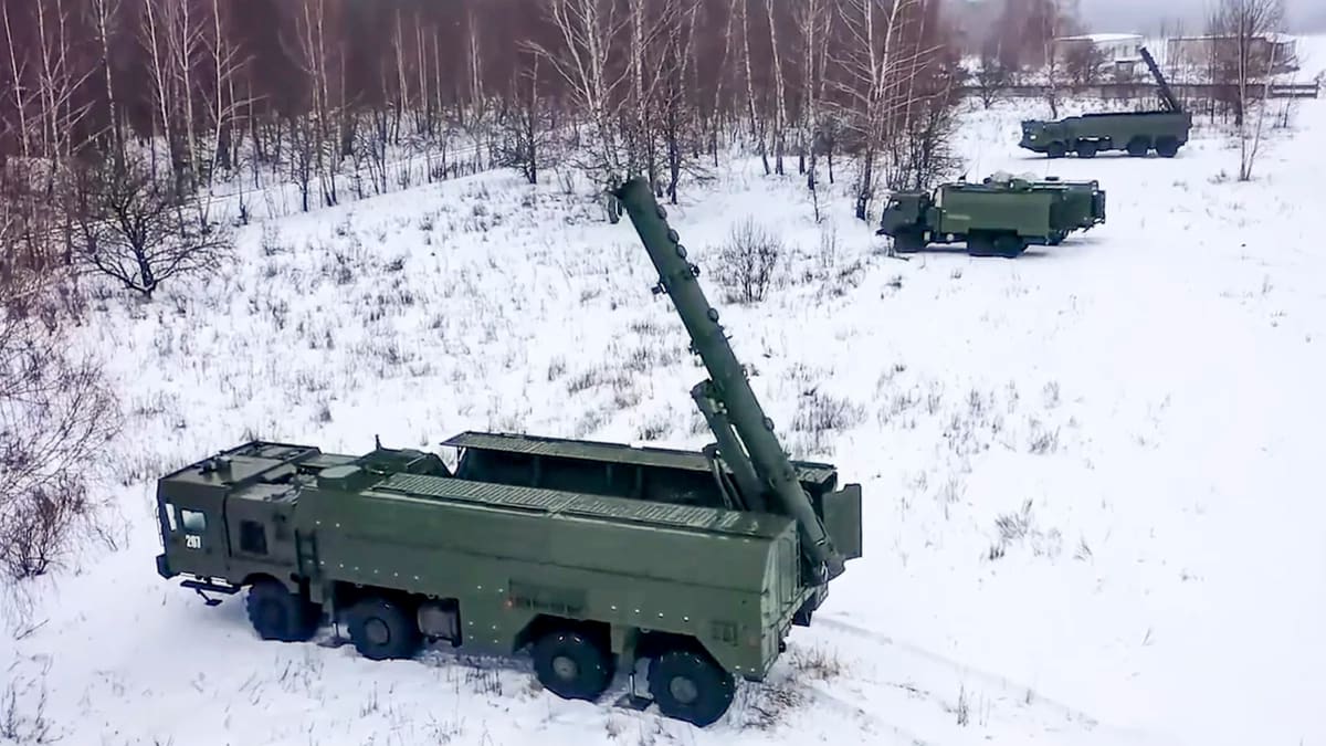 Ukraine tuyên bố Nga không ngừng điều thêm vũ khí hạng nặng tới Donbass (ảnh: RT)