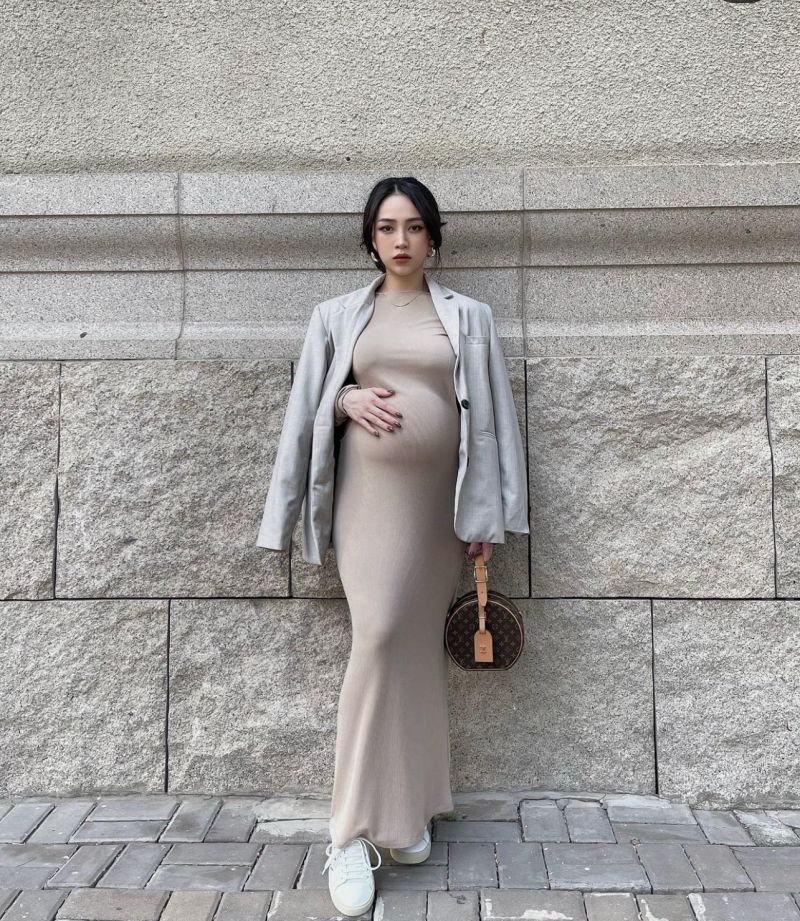 The rich woman Minh Plastics: A stylish pregnant woman is not afraid to show her belly, showing off her sexy bust on the street - 5