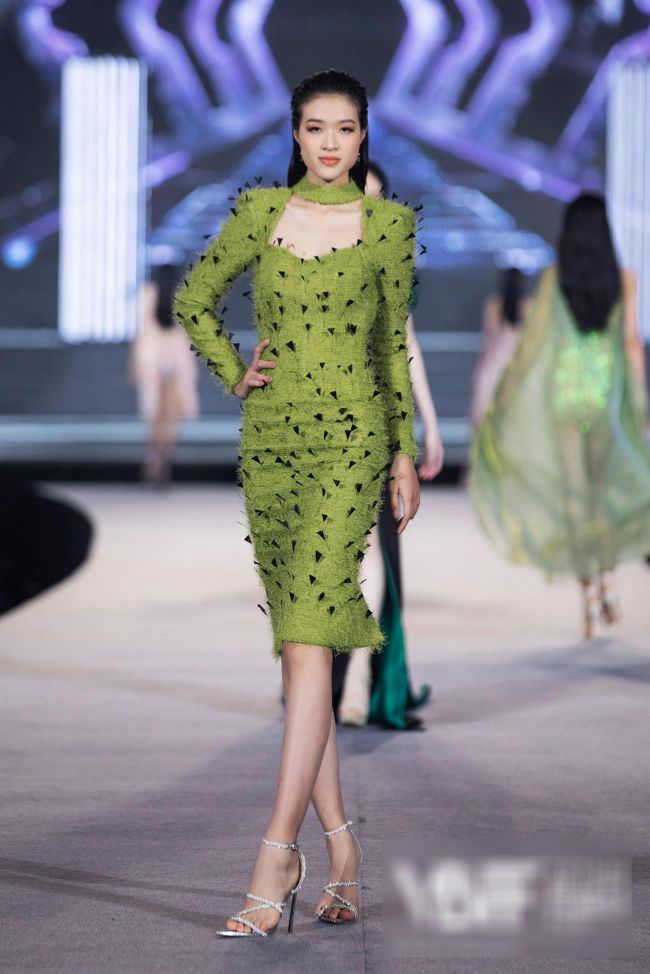 Thân hình mảnh mai của một người mẫu giúp Yến Nhi toả sáng hơn trong các đêm trình diễn thời trang. 
