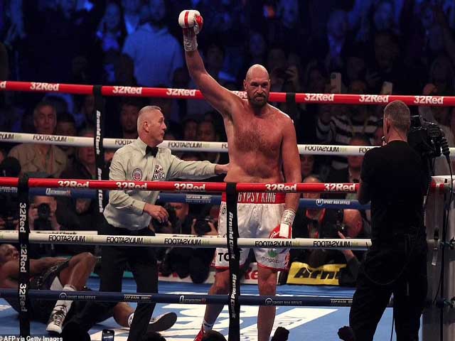 Thể thao - "Vua giang hồ" Fury tung đòn knock-out, đối thủ phải thở oxy khẩn cấp