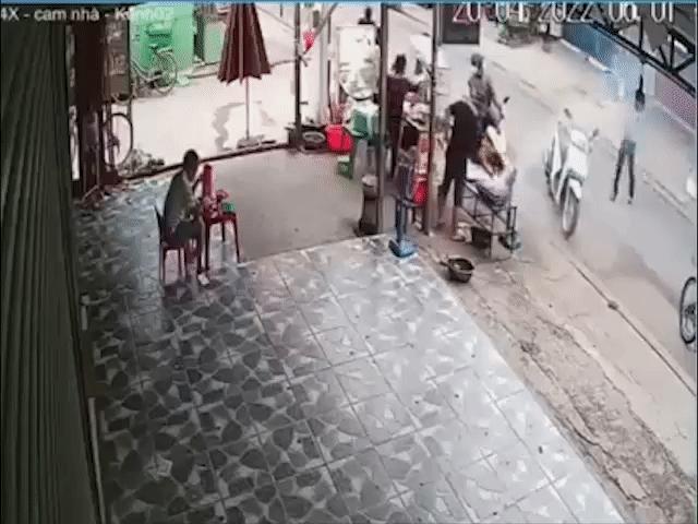 Thế giới xe - Clip: Người đàn ông đi ăn sáng đỗ xe giữa đường được trộm "cất hộ"