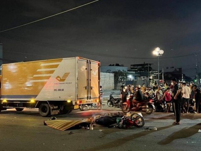 Tin tức trong ngày - Cô gái khóc ngất bên thi thể chồng sắp cưới tử vong sau va chạm xe tải