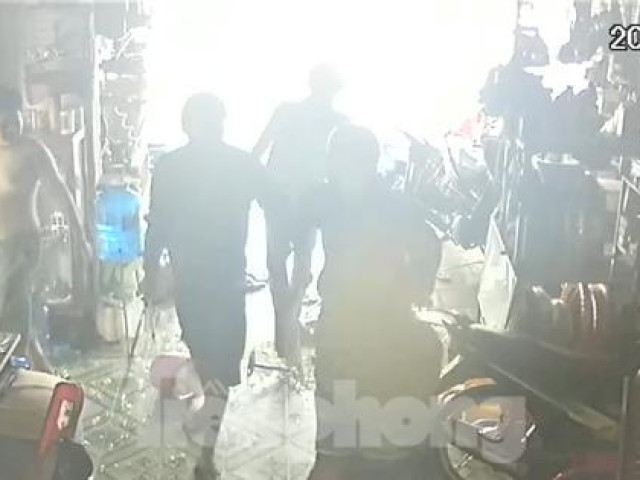 Pháp luật - Nhóm côn đồ kề mã tấu vào cổ chủ nhà, phá tài sản vì "dám" nhắc nhở tiếng nẹt pô