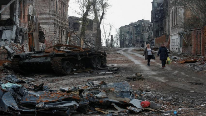 Người dân đi trên đường trong TP Mariupol (Ukraine). Ảnh: REUTERS