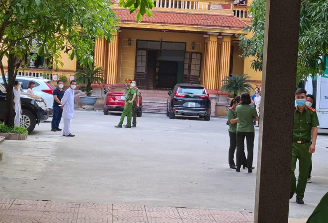 Lực lượng Công an tỉnh Nam Định có mặt tại trụ sở CDC Nam Định để thực hiện tống đạt các quyết định, thực hiện lệnh khám xét chiều ngày 15-4