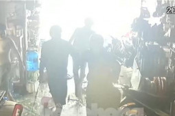 Pháp luật - Nhóm côn đồ kề mã tấu vào cổ chủ nhà, phá tài sản vì "dám" nhắc nhở tiếng nẹt pô