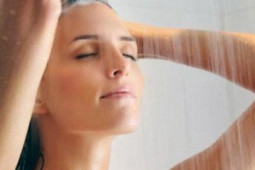 Sức khỏe đời sống - 10 lợi ích khi tắm nước lạnh bằng vòi sen