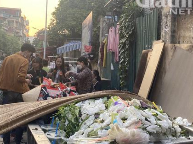 Thị trường - Tiêu dùng - Thực phẩm ''bẩn'' cổng trường bán cạnh xe rác vẫn hút khách, cha mẹ biết được có giật mình (?!)