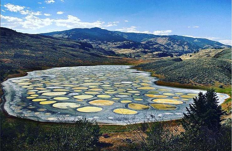 1. Hồ Spotted nằm ở phía tây bắc Osoyoos, phía đông thung lũng Similkameen ở British Columbia, Canada.
