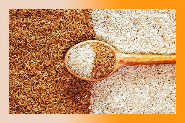 Gạo lứt là một loại ngũ cốc nguyên hạt trong khi gạo trắng là một loại ngũ cốc tinh chế.