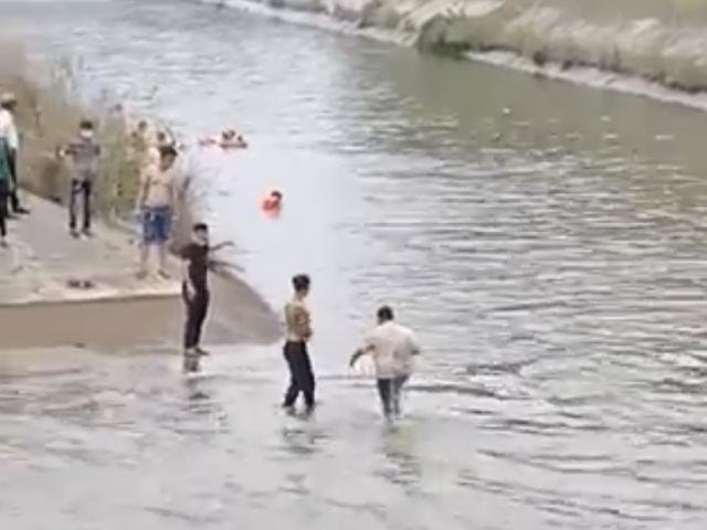 Tin tức trong ngày - Máy cày lao xuống kênh, 2 người mất tích